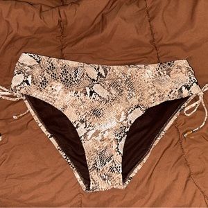 Time & Tru snakeskin bikini bottom 🐍